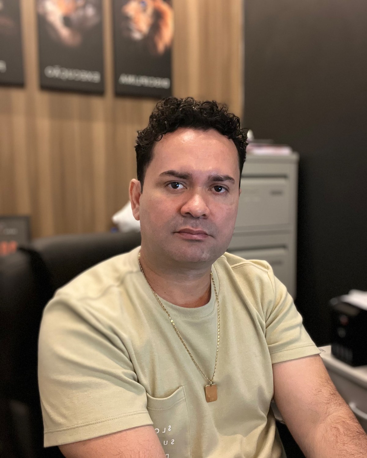Alailson Aparício em seu escritório, olhando para a câmera com expressão serena.